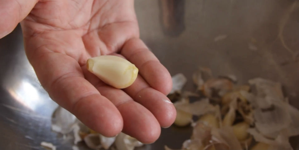 ¿Cómo pelar una cabeza de ajos en 10 segundos?