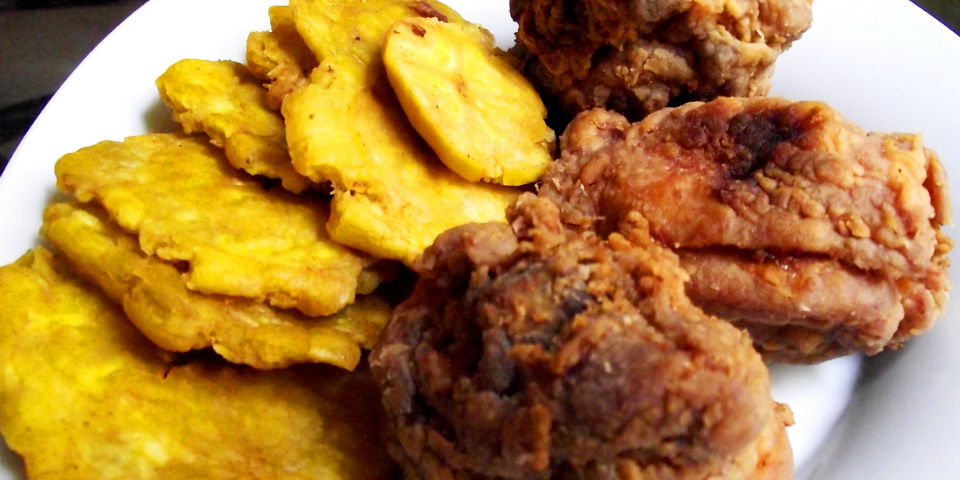 Arroz con habichuelas, pollo frito y tostones, el sabor de Puerto Rico