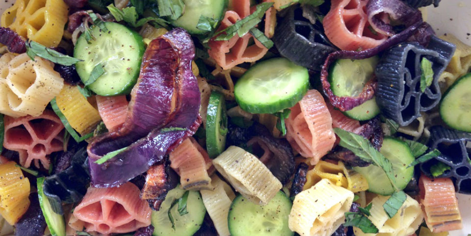 #Receta: Pasta tibia con pepino, cebolla y hierbas