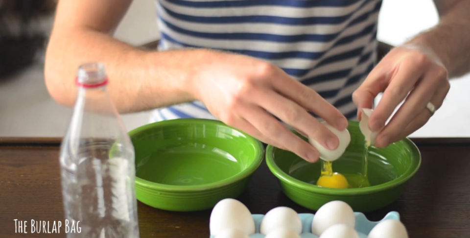 ¿Cómo separar la yema del huevo con una botella?