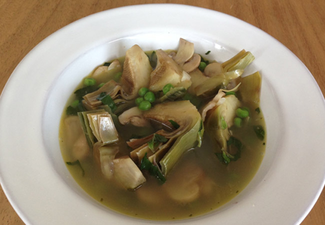 Sopa de alcachofa, chícharos y menta