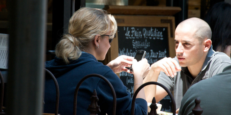 Celulares, los invitados incómodos en la mesa