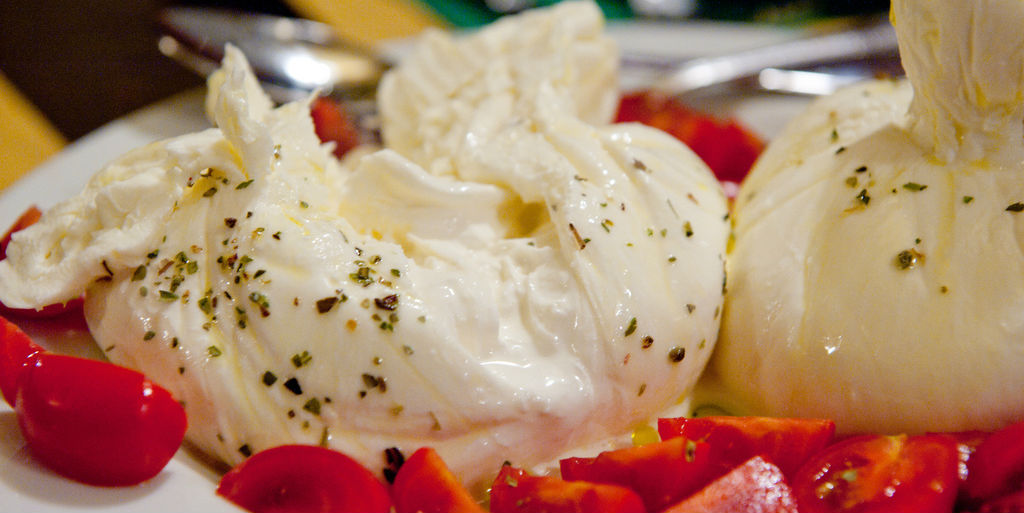 La <i>burrata</i>, una delicia láctea de Italia para el mundo