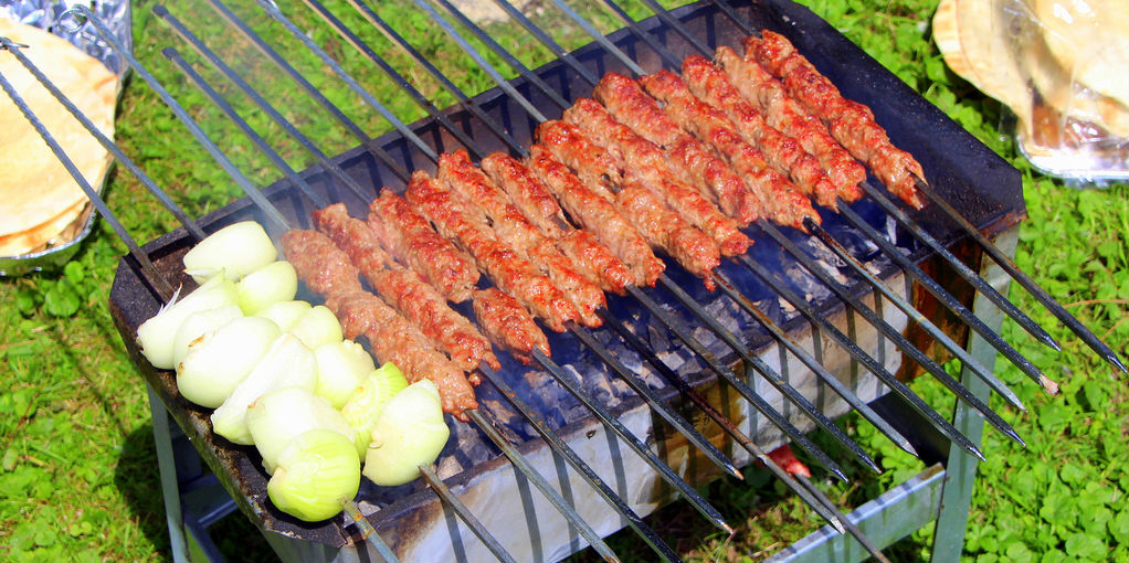 ¿Cómo prender el carbón para una carne asada?