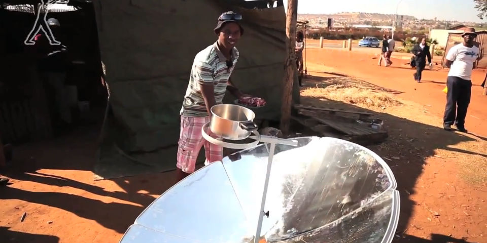 Cocinar bisteces con los rayos del sol