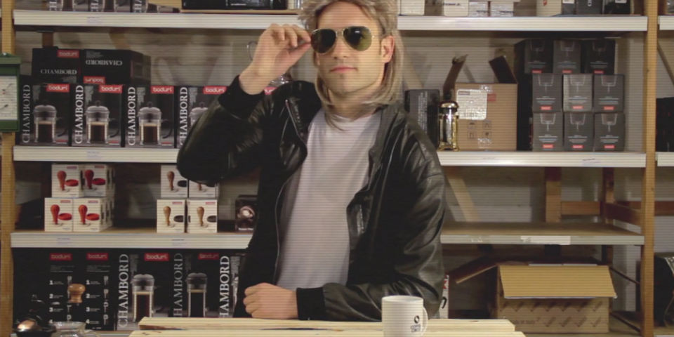 MacGyver regresó y nos enseña a hacer café