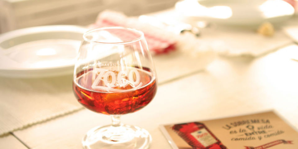 ¡Disfruta la belleza carmesí del pacharán!