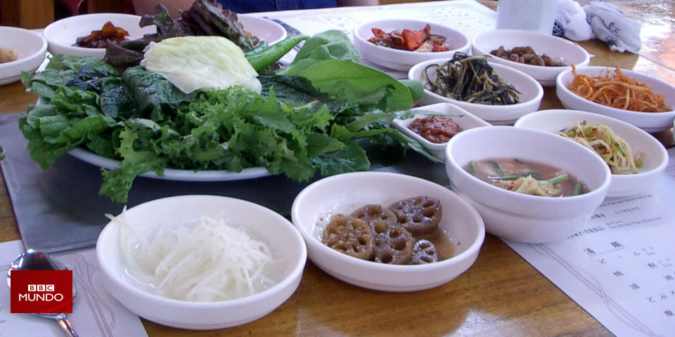 La comida servida en platos blancos y redondos, ¿sabe mejor?