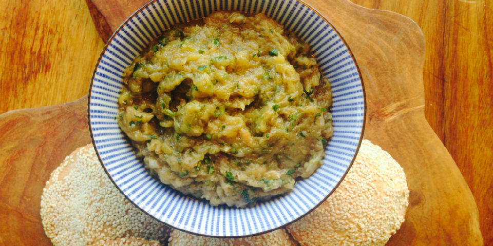 Berenjenas rostizadas con pan árabe