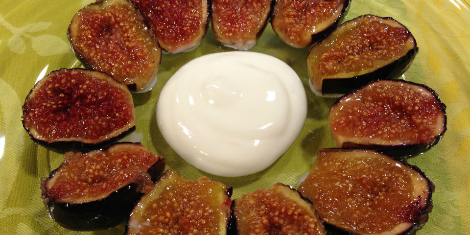 Postre de higos con yogurt griego