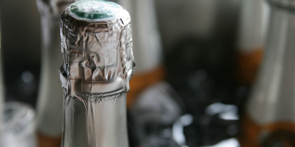 ¿Cómo abrir una botella de vino espumoso?