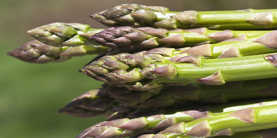 #Receta: Huevo poché con espárragos, Manchego y almendras