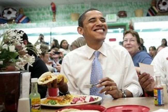 Por la forma de agarrar el taco…