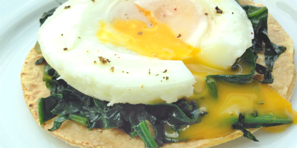 Receta ganadora de huevos pochados con espinacas