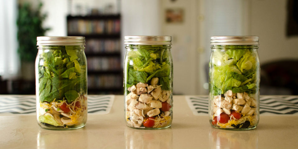 La siempre práctica ensalada en un bote