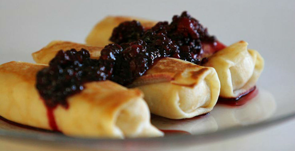 Cómo preparar blintzes con queso cremoso y blueberries