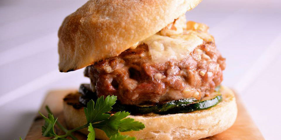 #RECETA Hamburguesas de cerdo con queso manchego, miel y salsa de soya