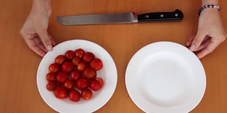 #VIDEO Cómo cortar 20 jitomates de un solo tajo