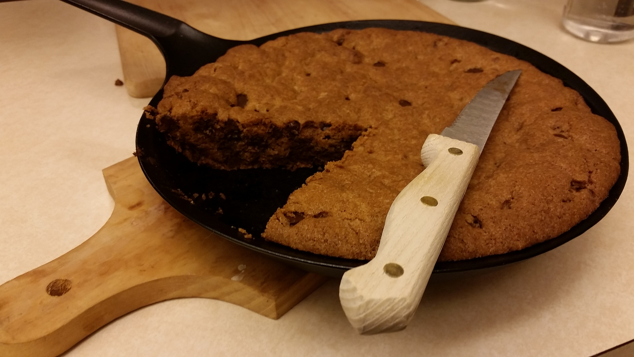 Galletas gigantes en sartén con chispas de chocolate