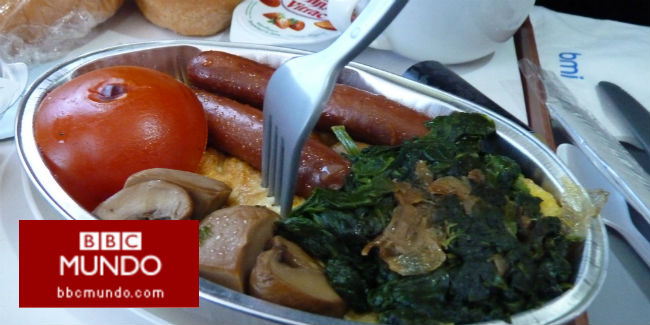 ¿Por qué la comida nos sabe diferente en los aviones?