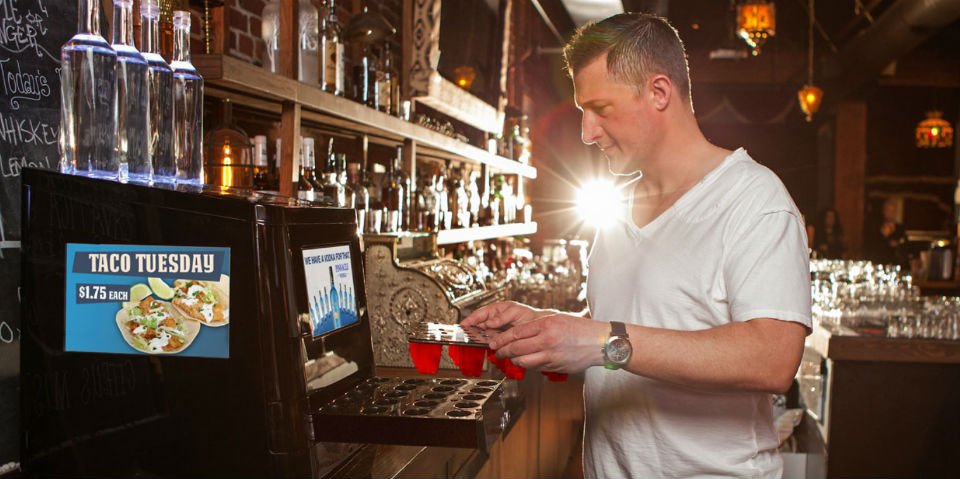 Jevo: La máquina que hace 'jelly shots' en segundos