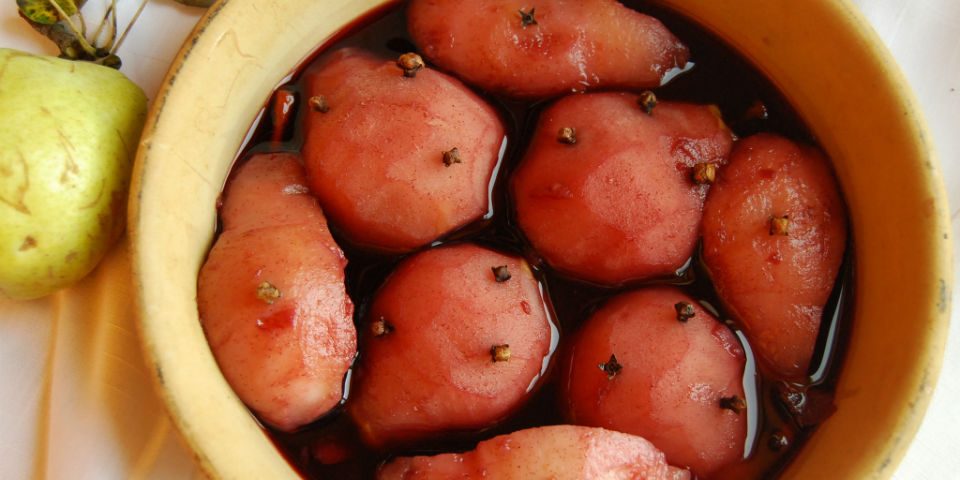 #RECETA Peras pochadas con anís estrella y crema de nuez de la India