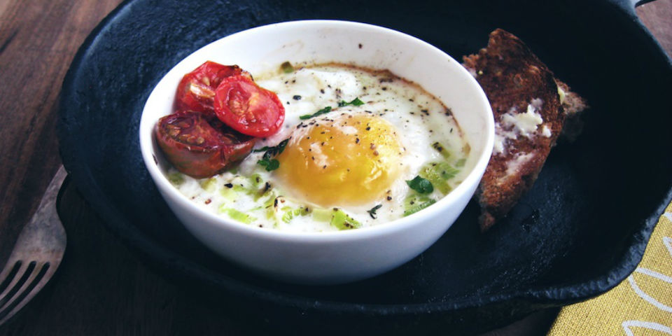 Una receta de huevos con cebolla caramelizada y jitomate