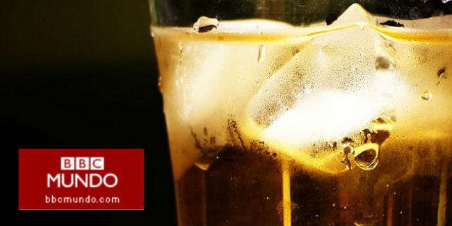 El hombre que enfermó por beber demasiado té helado