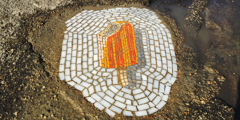 #FOTOGALERÍA Idea increíble, rellenar baches con mosaicos de helados