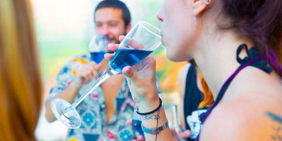 Agitar el mundo con vino azul