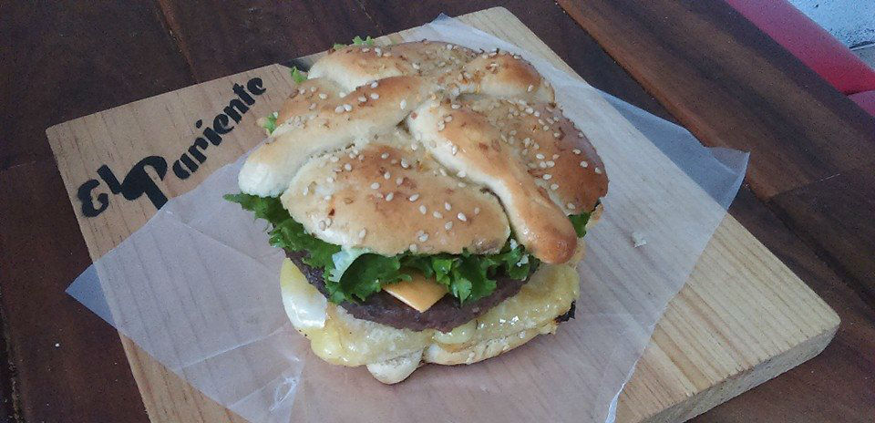 ¡Hamburguesas, tortas y postres! Pan de muertos para morir de gula
