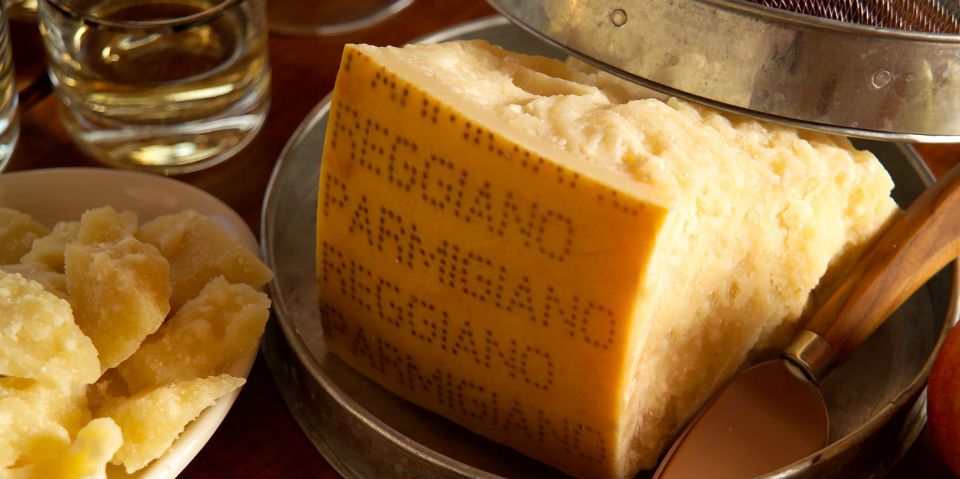 ¿Qué es y cómo se elabora el queso Parmigiano Reggiano?