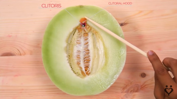 #VIDEO El arte de tocar a una mujer, explicado con frutas