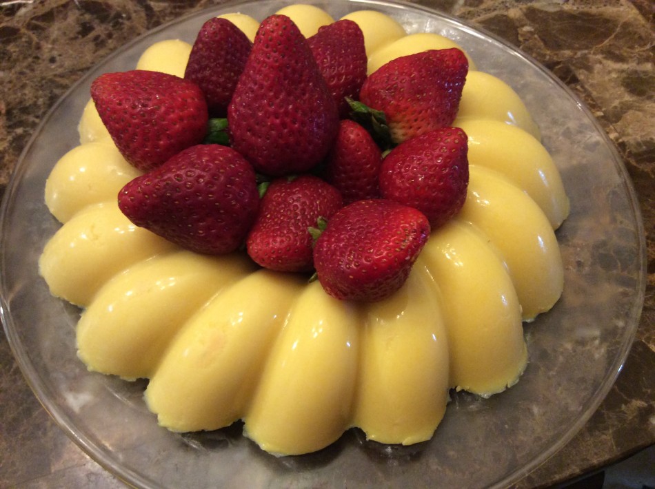 #RECETA Celestial gelatina de rompope con fresas