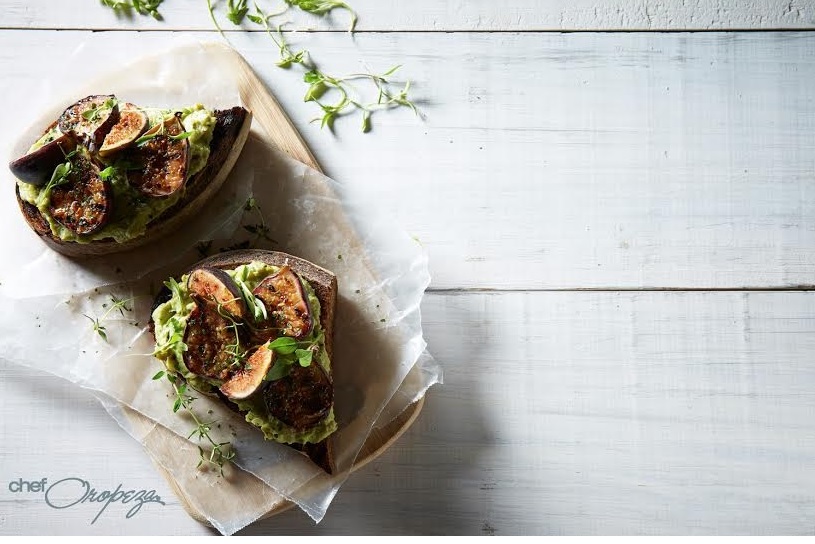 Receta de tostada de aguacate con higos parrillados y miel