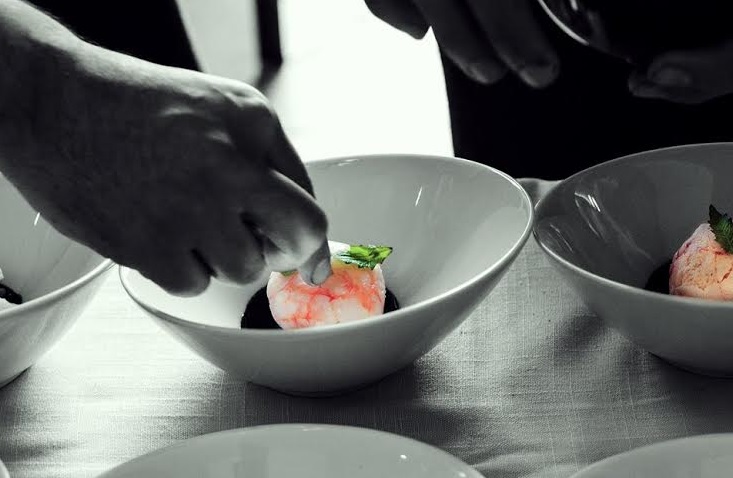 #TradiciónTlaxcala Sopa de maíz con esfera de camarón y aceite de café