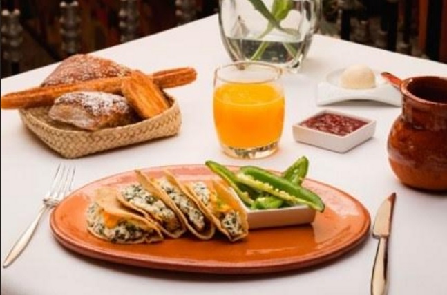 #TradiciónPuebla Quesadillas de requesón con quelites