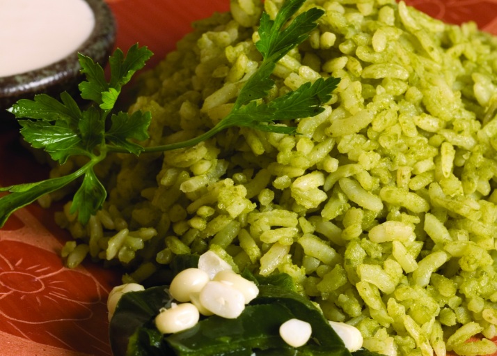 Te enseñamos cómo hacer arroz verde con chile poblano