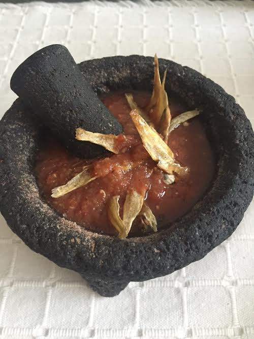 #TradiciónMichoacán Salsa molcajeteada con charalitos
