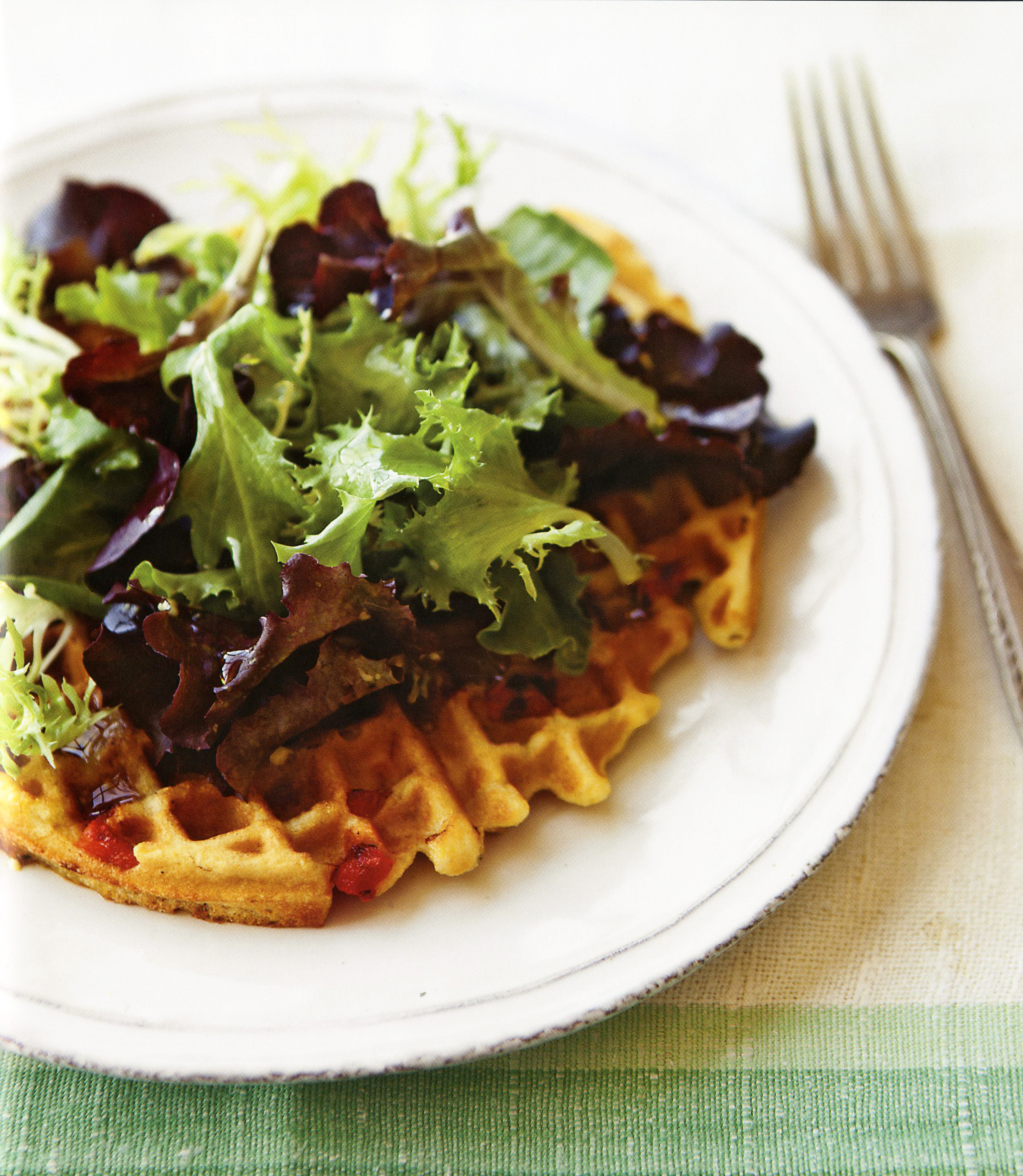 #RecetasLarousse Waffles de elote, queso de cabra y pimiento asado