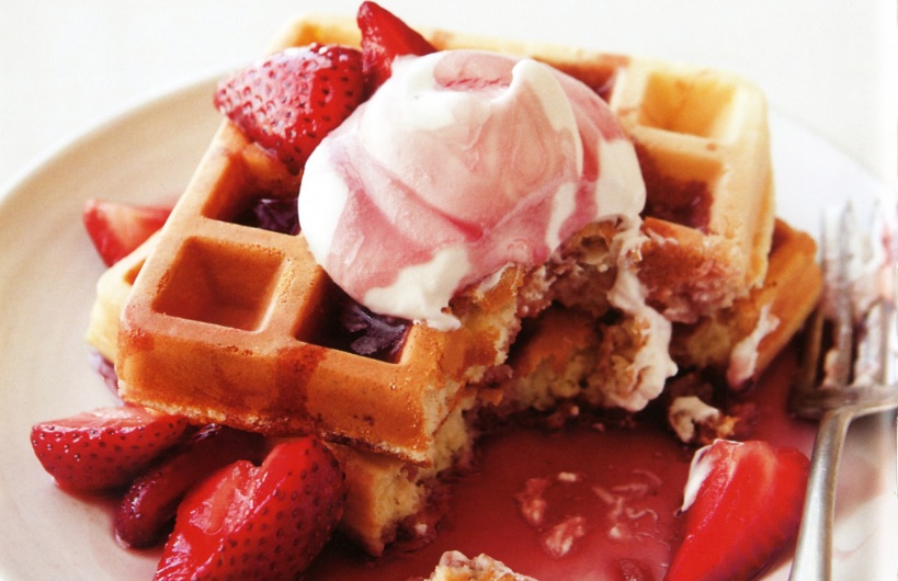 #RecetasLarousse Waffles de vainilla estilo belga con crema batida y fresas