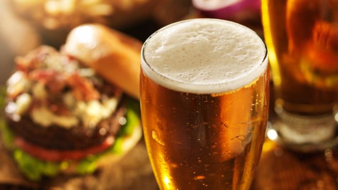 ¿Por qué nos da hambre cuando bebemos alcohol?