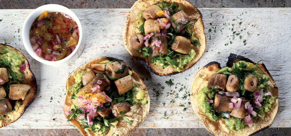 #RecetasLarousse Tostadas de tallos de hongos con salsa de chile habanero