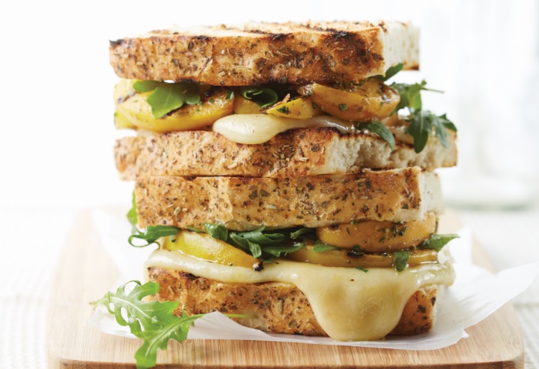 #RecetasLarousse Sándwich de arúgula y duraznos al pesto