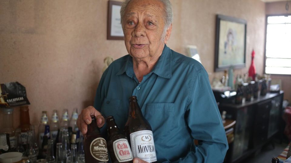 Este hombre ha recolectado botellas de cerveza toda su vida