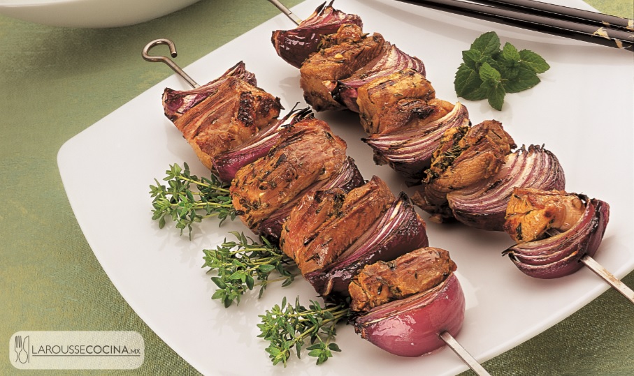 #RecetasLarousse Brochetas de cordero a las hierbas