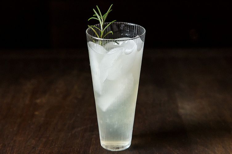 Cinco cocteles con ginebra más allá del gin tonic para disfrutar en casa