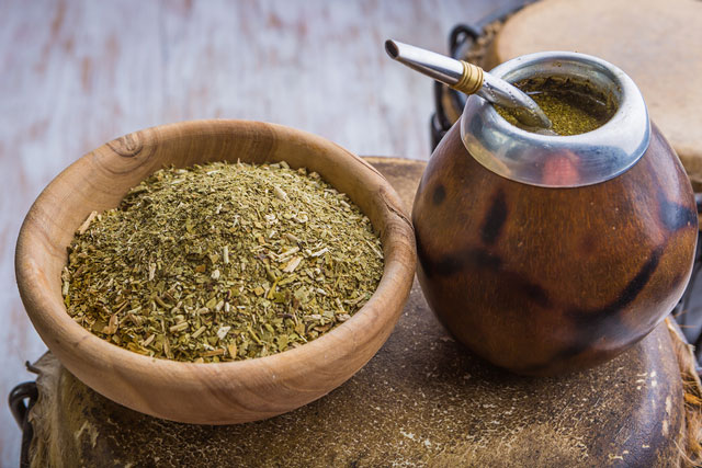 ¿Qué es la yerba mate, dónde se consigue y qué puedes preparar con ella?