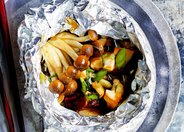 #RecetasLarousse Hongos japoneses empapelados con mantequilla yuzu-pon