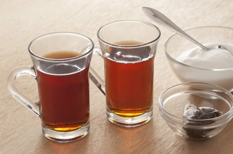 Por qué los ingleses le ponen leche al té (y 4 datos más sobre la infusión más popular del mundo)